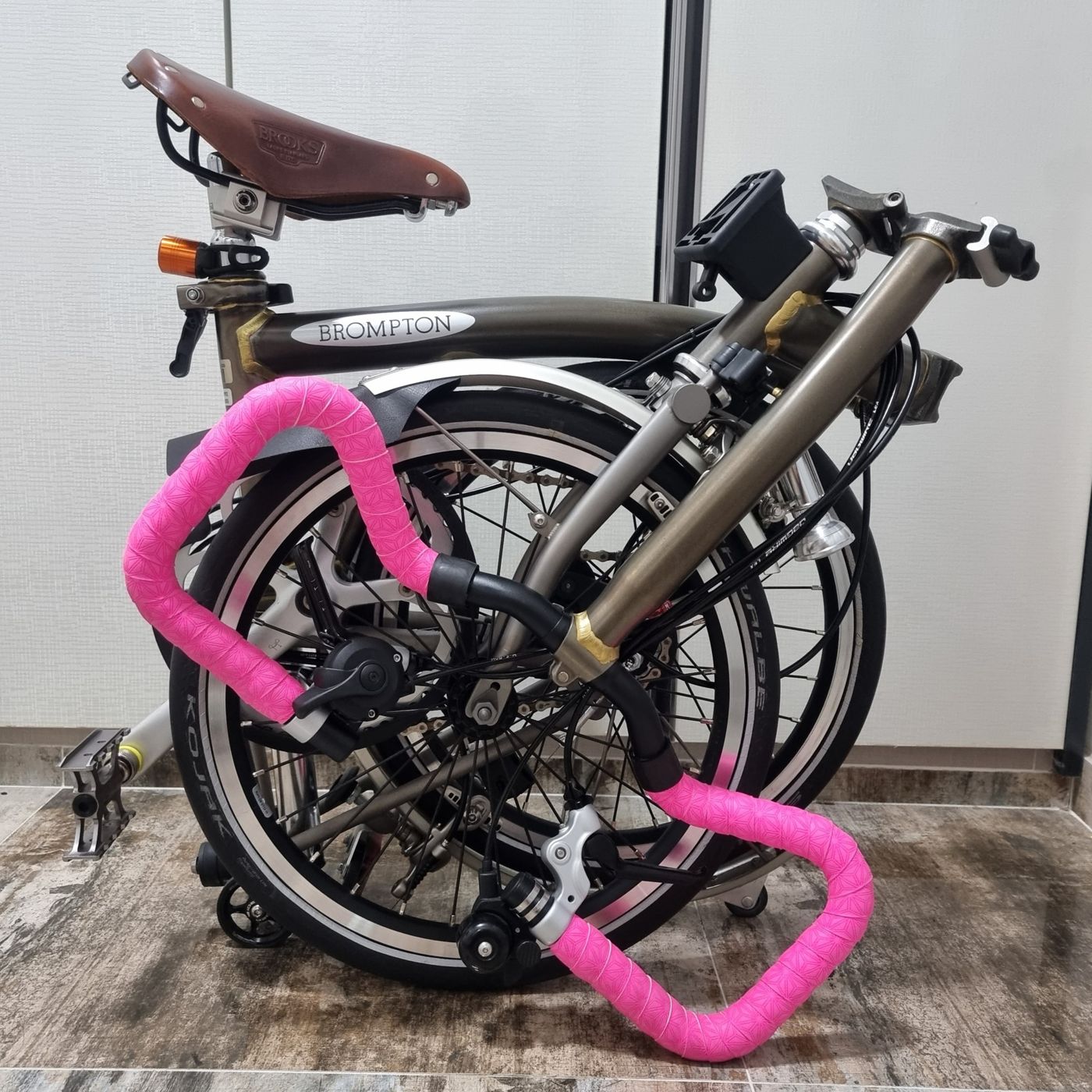 완전히 접은 로우라커 브롬톤